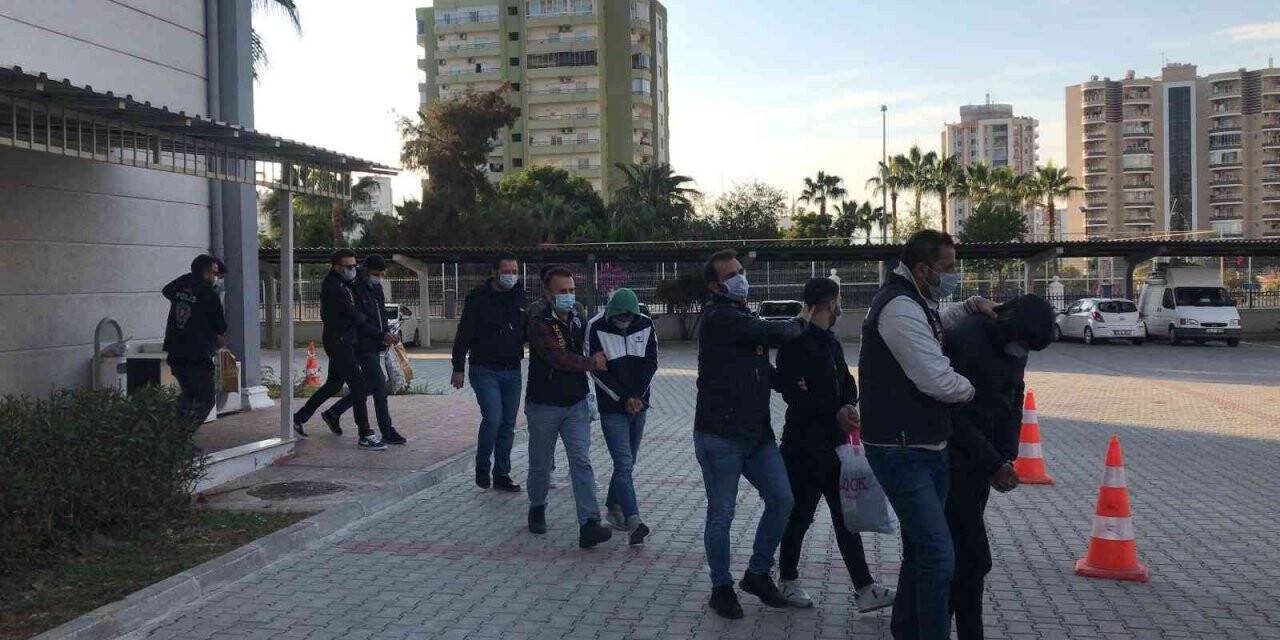 Kazanılmış görünümlü iddaa kuponlarıyla dolandıranlar adliyeye sevk edildi
