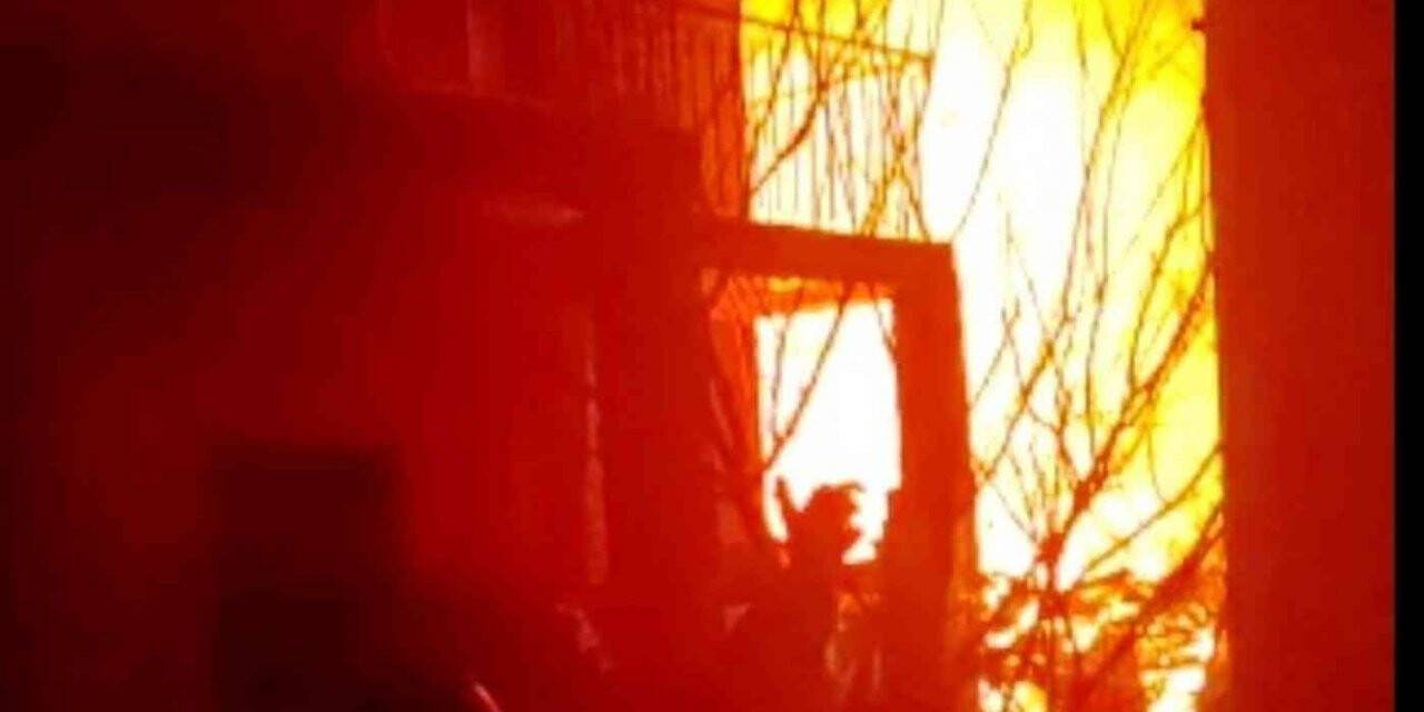 Konya’da tek katlı ev alev alev yandı