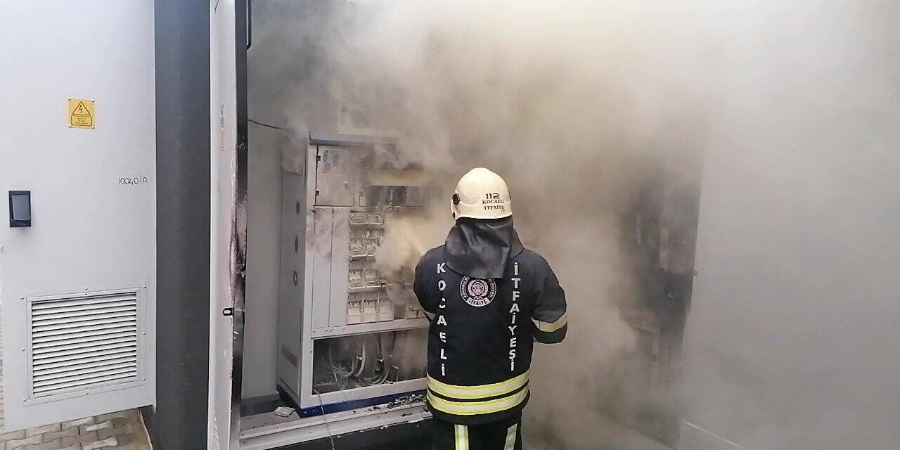 Mahalleyi besleyen trafo patlayıp alev alev yandı