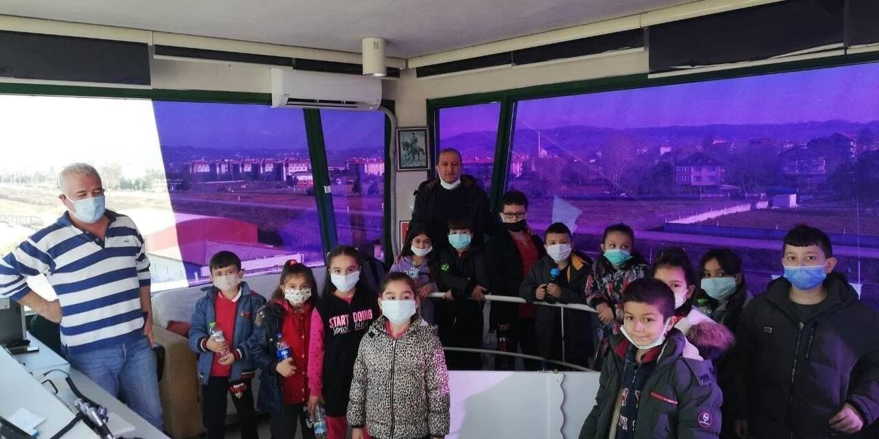 İlkokul öğrencileri, havalimanını gezip yolcu uçağını inceledi