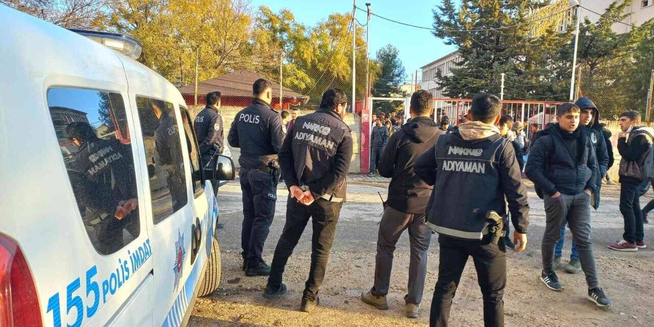 Kahta’da okul önlerinde polisten sıkı denetim