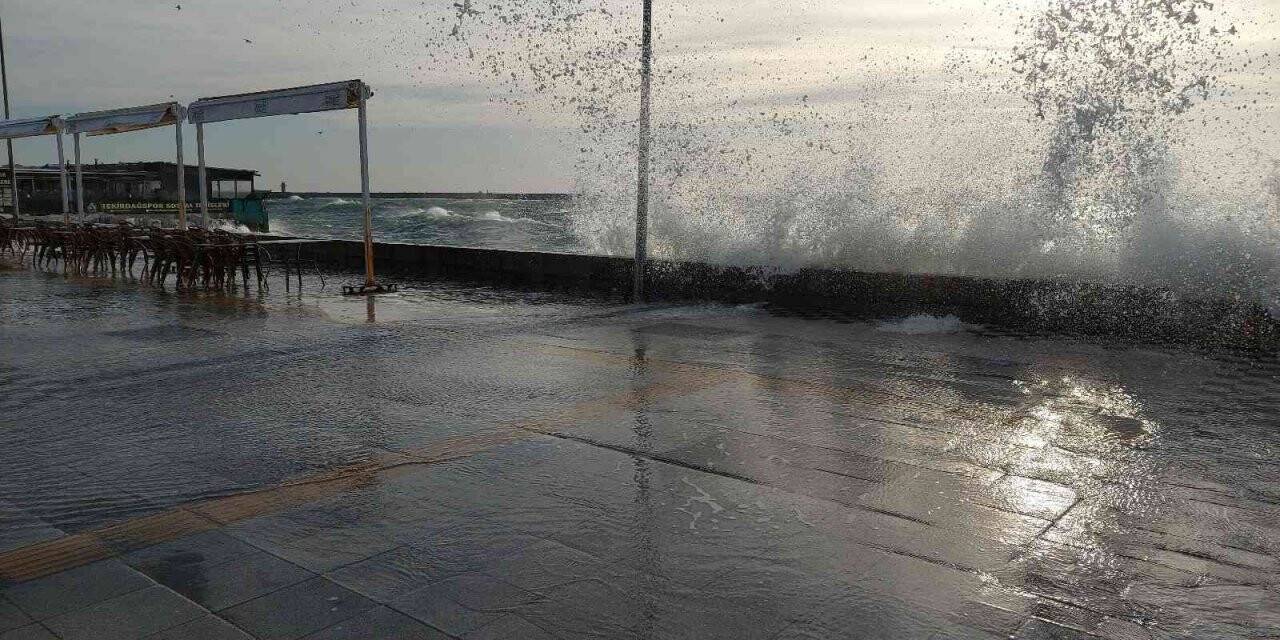 Tekirdağ’da şiddetli lodos: Dev dalgalar sahile akıyor