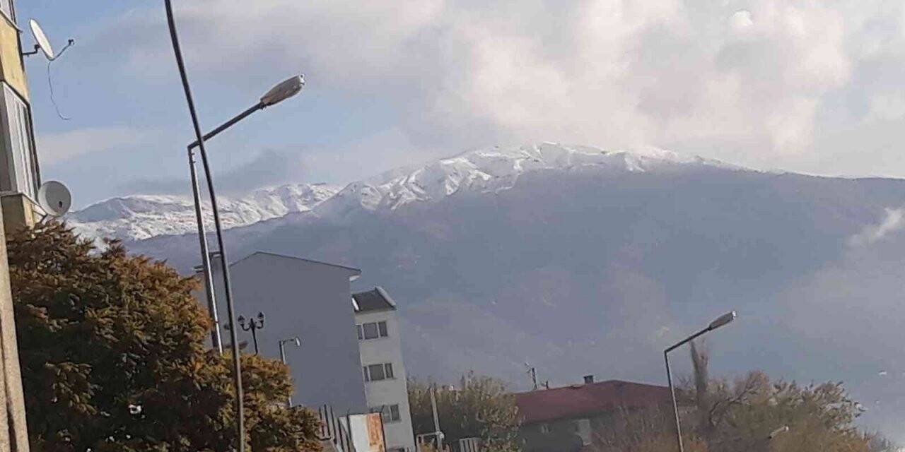 Kulp’un dağlarına mevsimin ilk karı yağdı