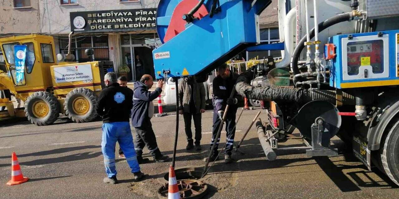 DİSKİ Dicle Şube Müdürlüğü kış çalışmalarına devam ediyor