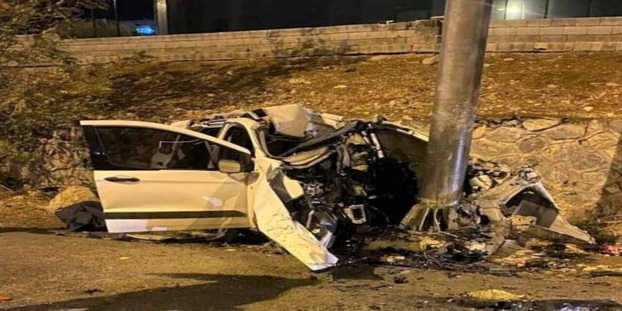 Tabela direğine çarpan aracın sürücüsü öldü