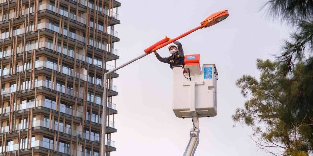 Adm ve Gdz Elektrik, kadına yönelik şiddete dikkat çekmek için sokakları turuncu aydınlattı