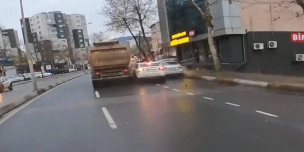 Motosiklet sürücüsü uyardı, saniyeler sonra kaza oldu