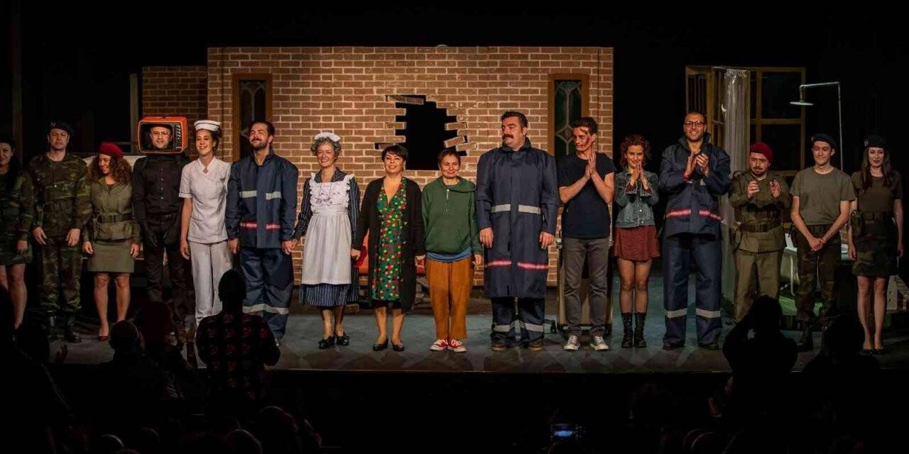 İzmir Şehir Tiyatroları ikinci oyunu ile seyirci karşısında