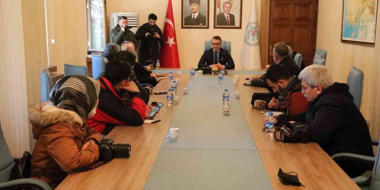 Vali Yardımcısı Konak, “Erzincan’da Kış Fotoğraf Maratonu” ile ilgili gazetecilerle fikir alışverişinde bulundu