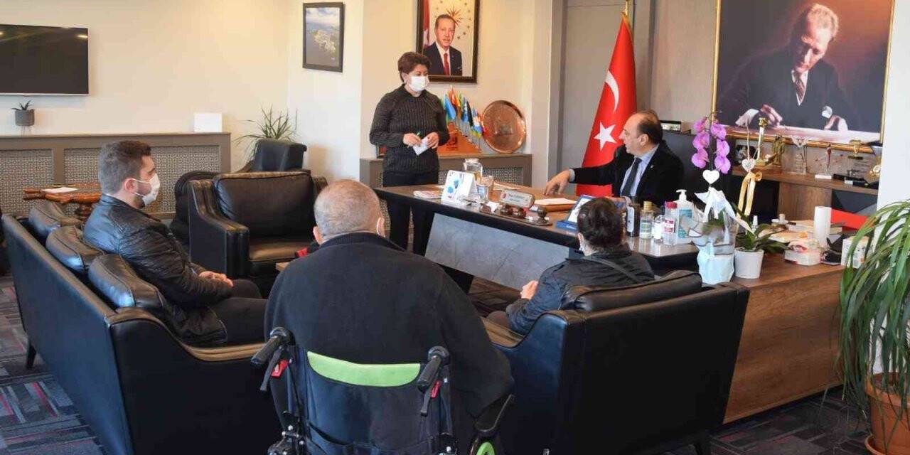 Aliağa’da halk günü: Kaymakam Karaman, makamında sorunları dinliyor