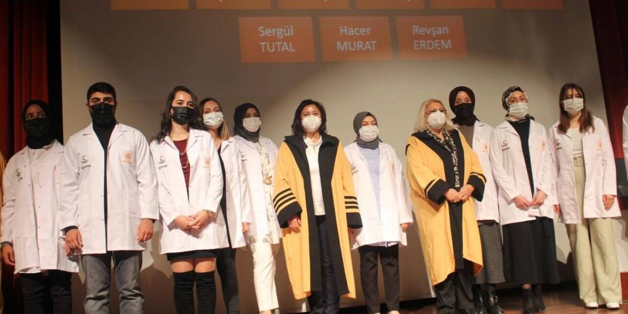 Öğrenciler beyaz önlük giydi