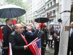 Wall Street'te Türk Bayrağı Yarıya İndirildi