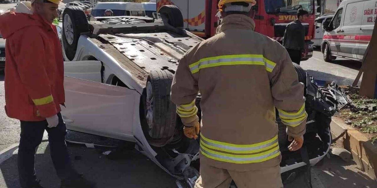 Motosiklete çarpmamak için orta direğe vuran otomobil takla attı: 4 yaralı