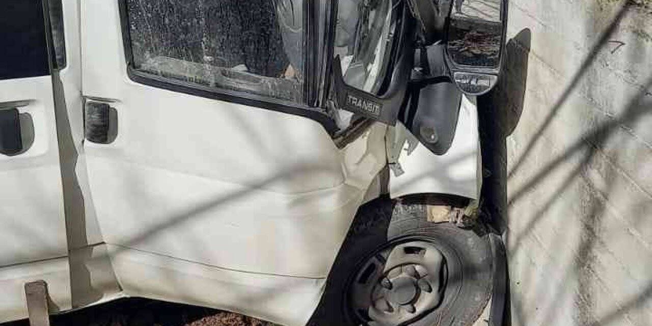 Cami duvarına çarpan minibüsün sürücüsü ağır yaralandı