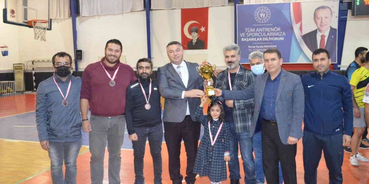 Kahta’da öğretmenler voleybol turnuvası sona erdi