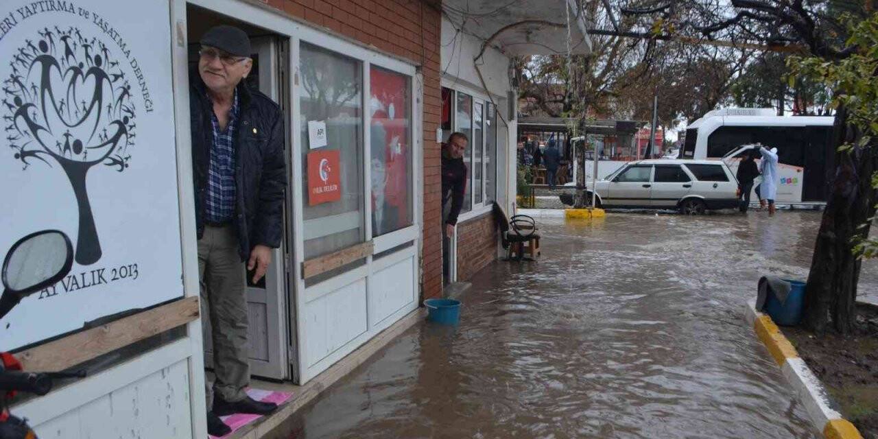 Ayvalık’ta kuvvetli yağış ve fırtına su baskınlarına sebep oldu