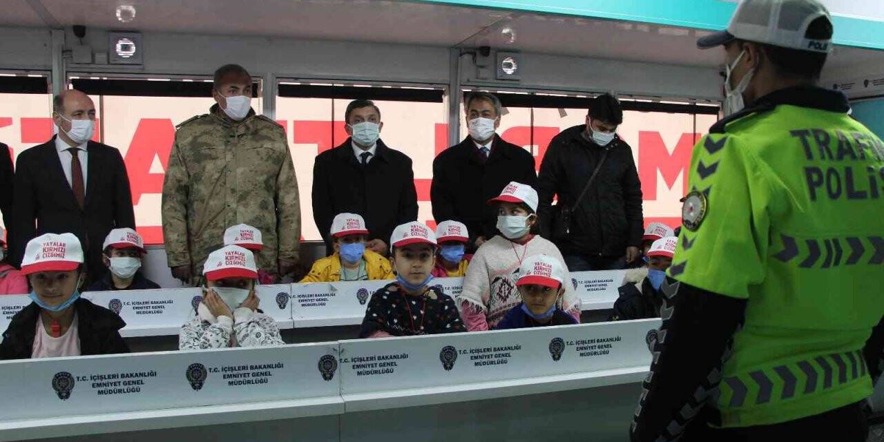 Mobil trafik eğitim tırı Batman’da öğrencilerle buluştu