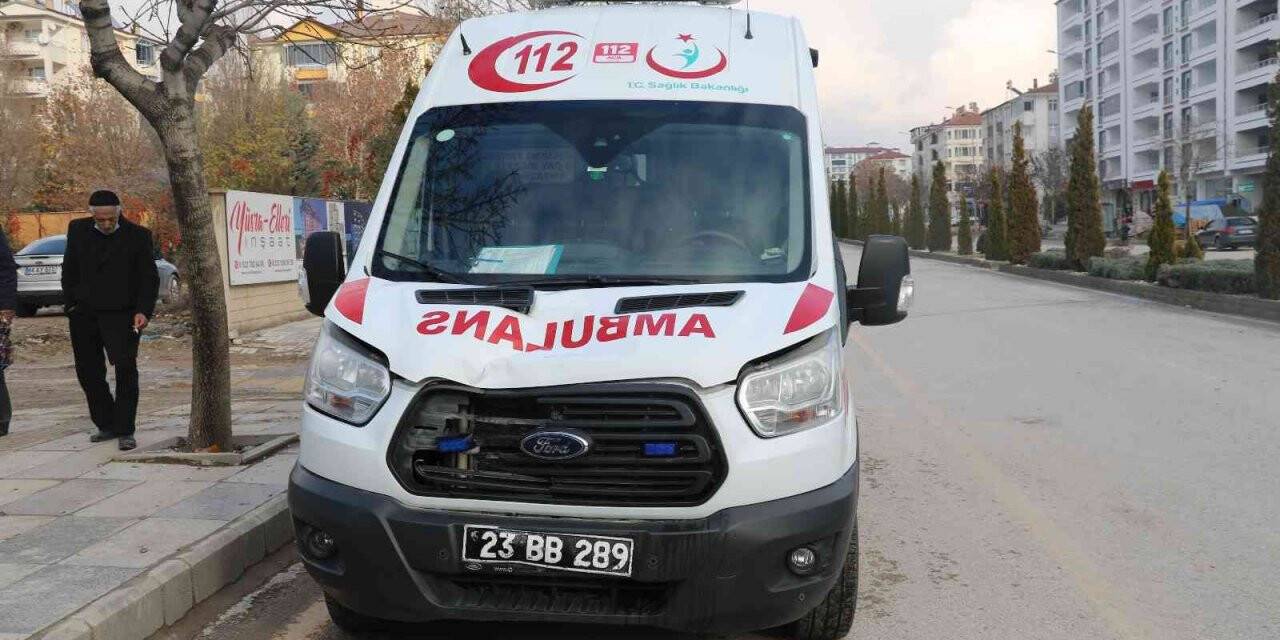 Elazığ’da ambulans yayaya çarptı: 2 yaralı
