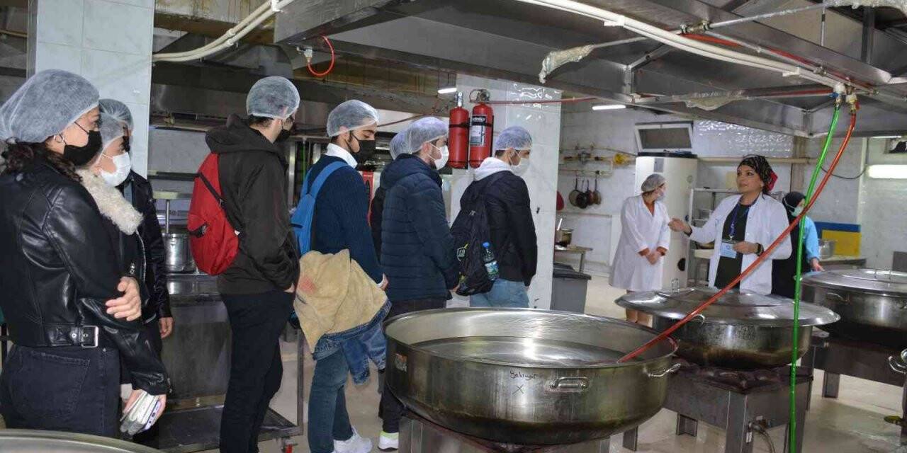 Öğrenciler yedikleri yemeklerin nasıl piştiğini gördü