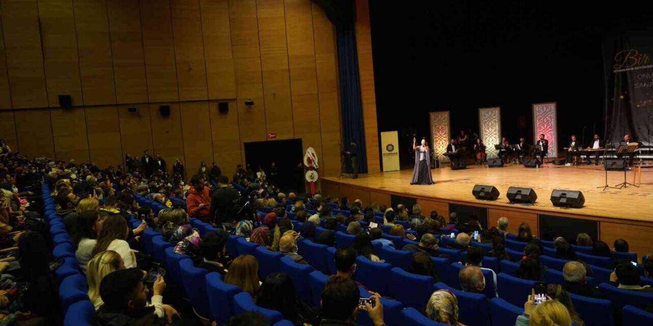 Melihat Gülses kulakların pasını sildi