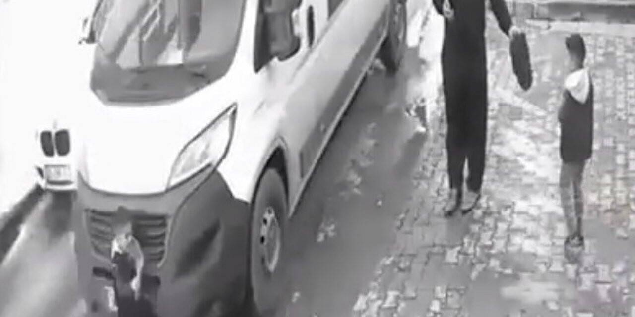 Küçükçekmece’de minibüsün çocuğun üzerinden geçme anı kamerada