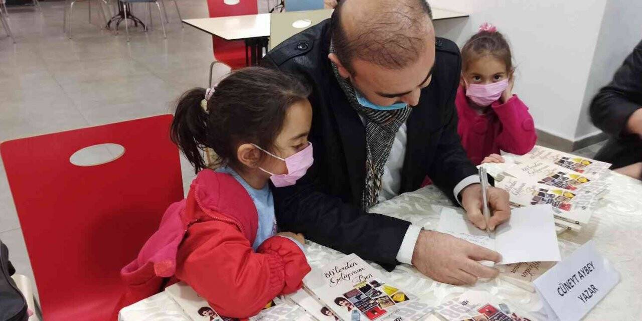 Sevimli ikizleriyle kitaplarını imzaladı