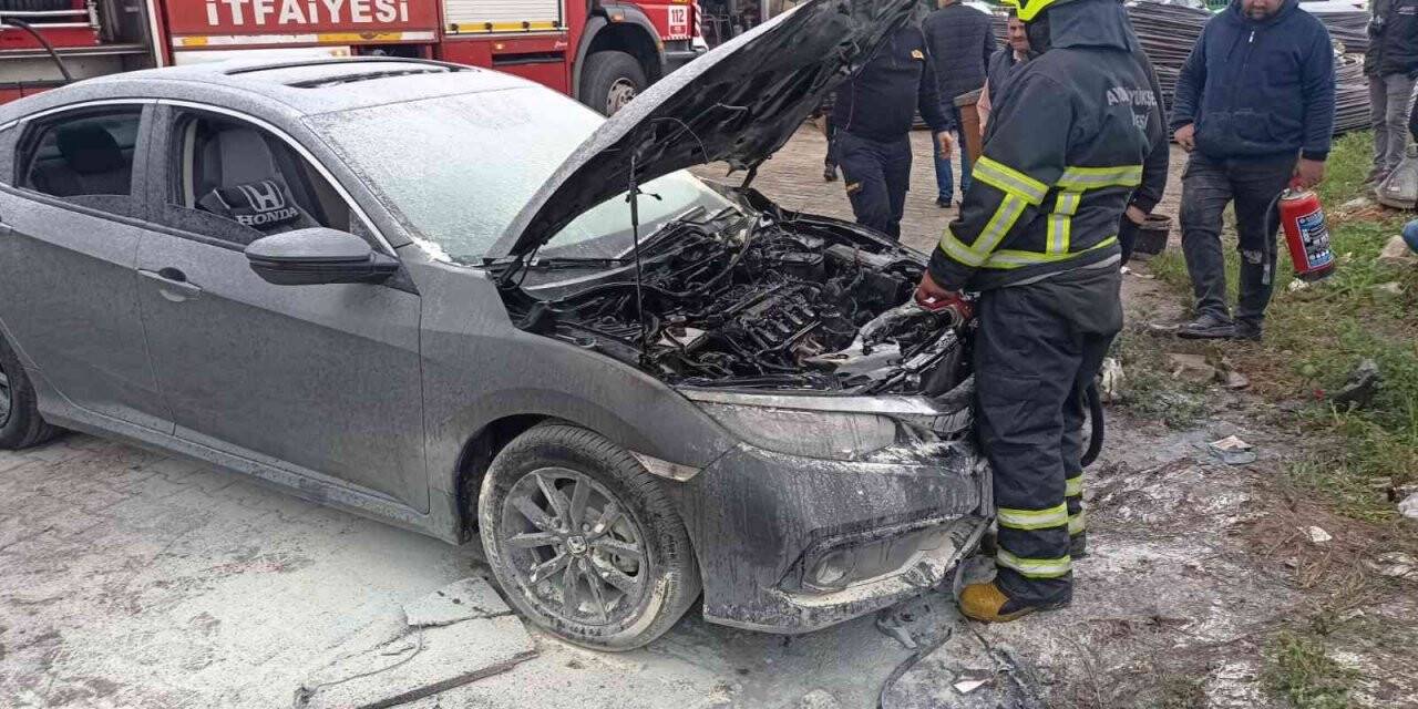 Otomobildeki yangın hasara neden oldu