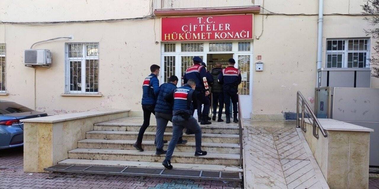 Kablo hırsızları jandarmadan kaçamadı