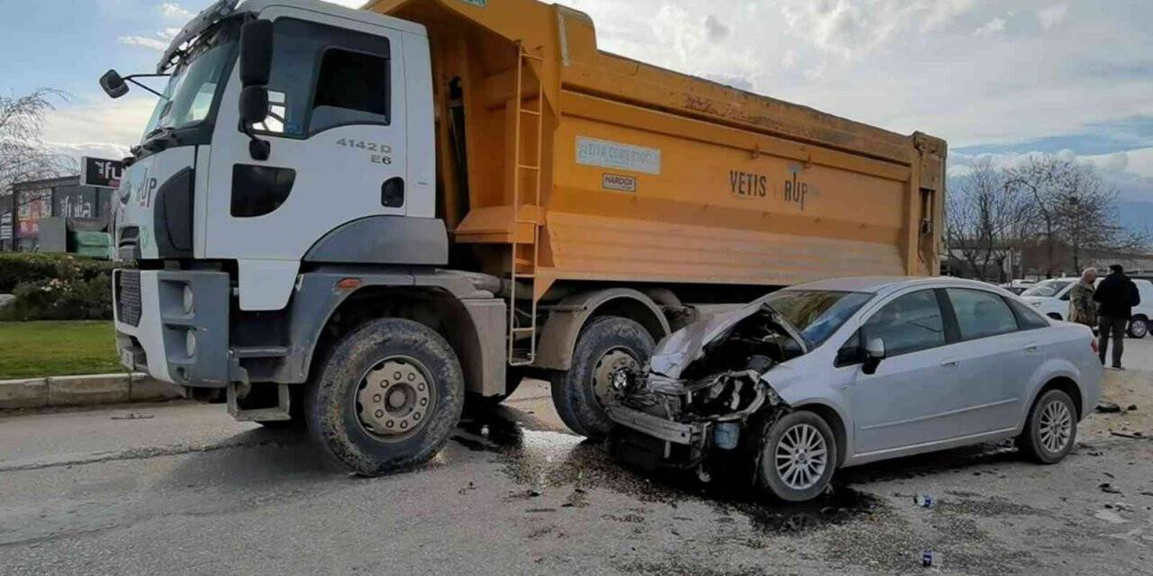 Bursa’da kamyon ile otomobilin çarpışma anı kamerada