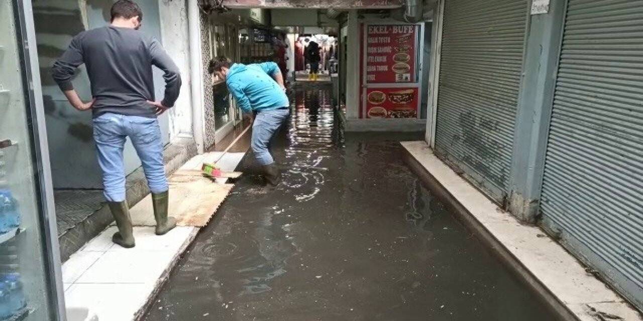 Sağanak yağmur İzmir’i göle çevirdi