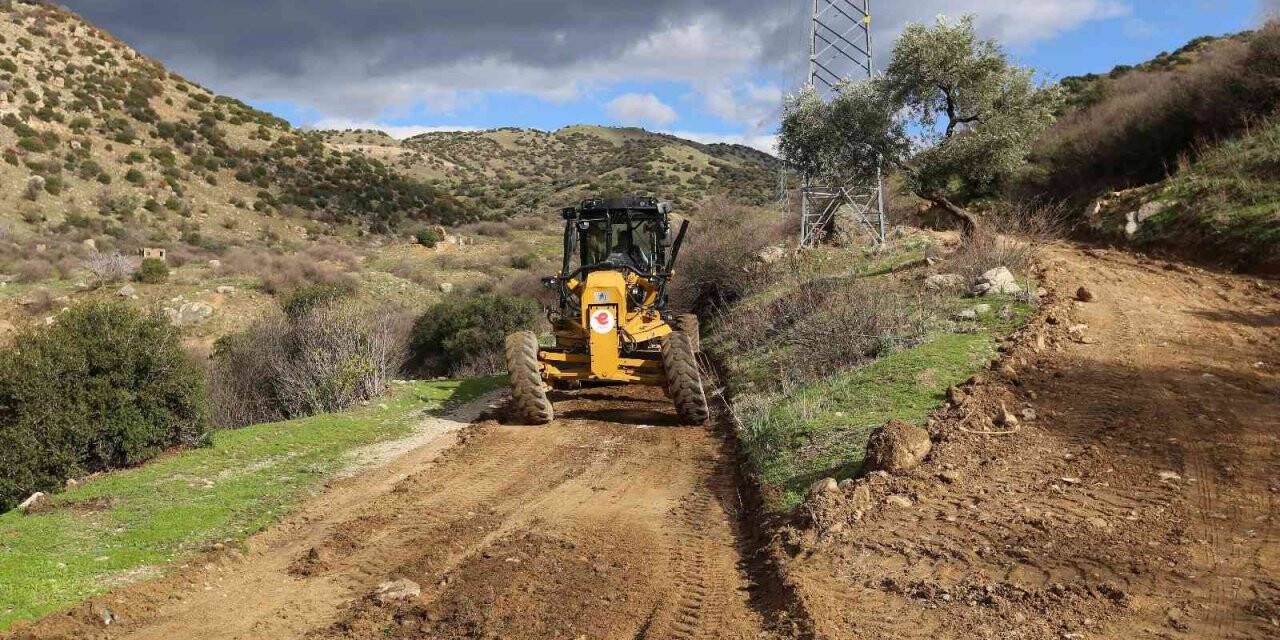 Efeler’den yağışlarla zarar gören yollara yoğun mesai