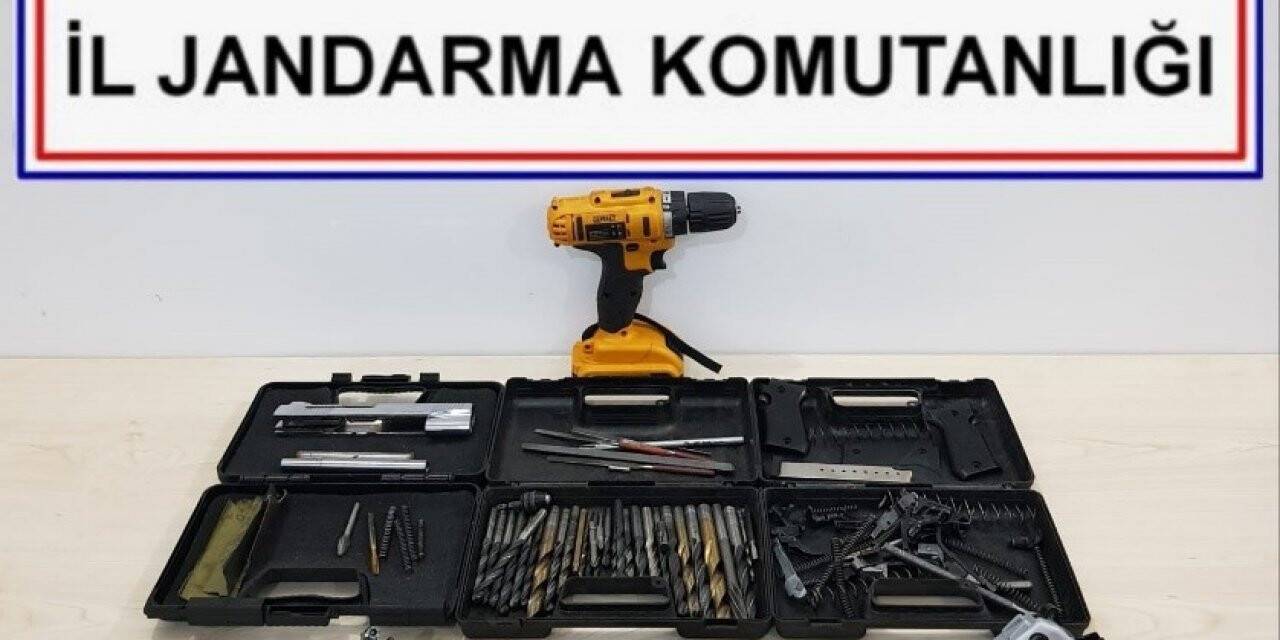 Silah kaçakçısı çok sayıda malzemeyle yakalandı