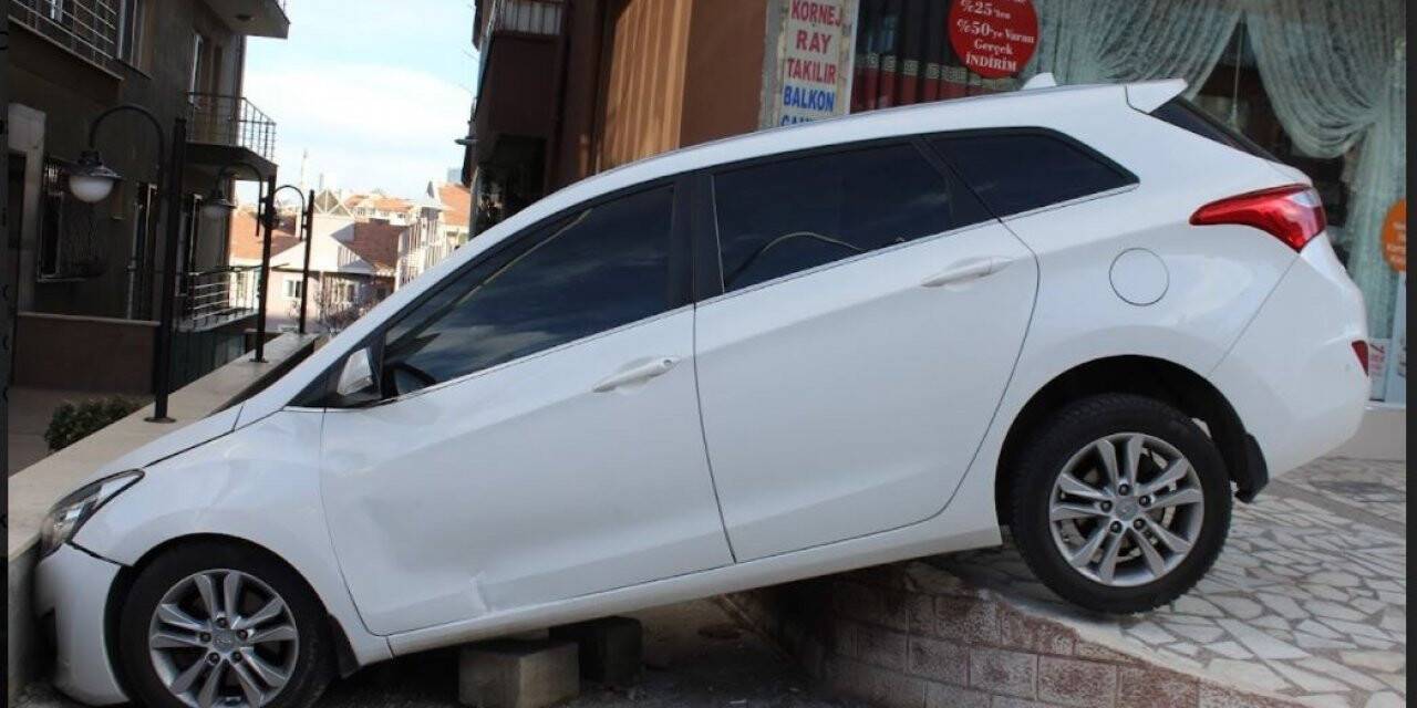 Kalp krizi geçiren sürücünün kaza anı kamerada