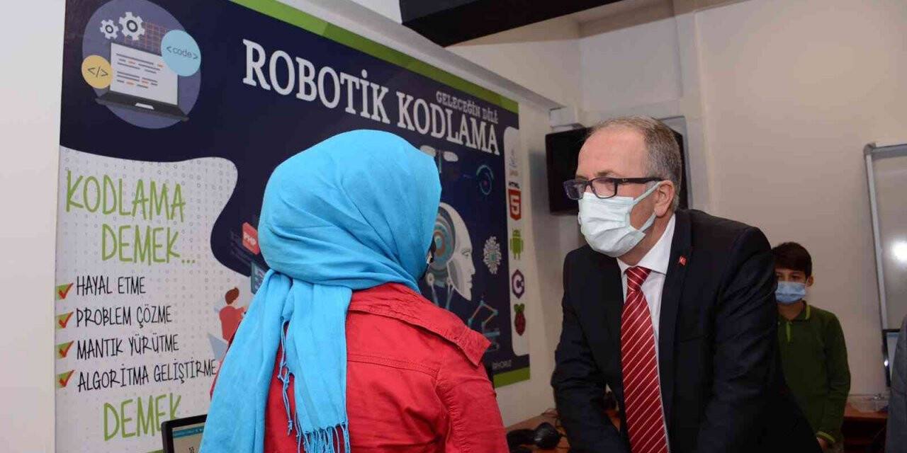 Rektör Uzun, 1979 yılında mezun olduğu ortaokuldaki açılışa katıldı