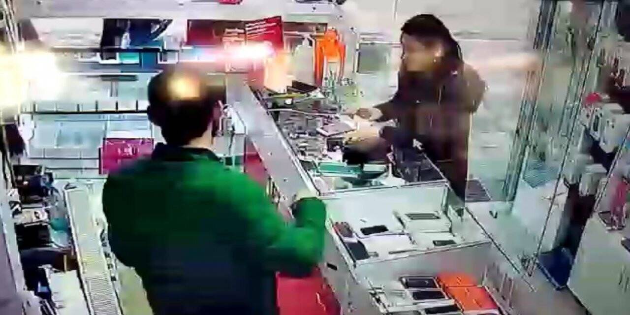 Girdiği dükkanda el çabukluğuyla telefon çaldı, o anlar kameraya yansıdı