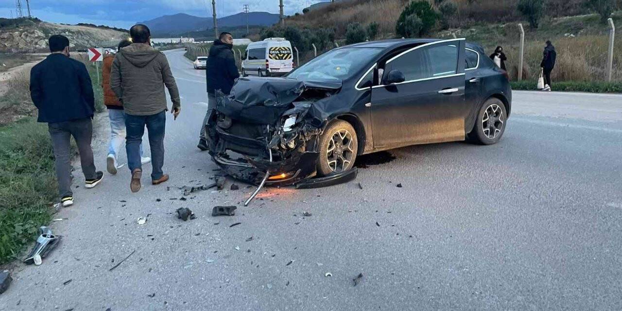 Gemlik’te işçi servisi ile otomobil çarpıştı: 2 yaralı