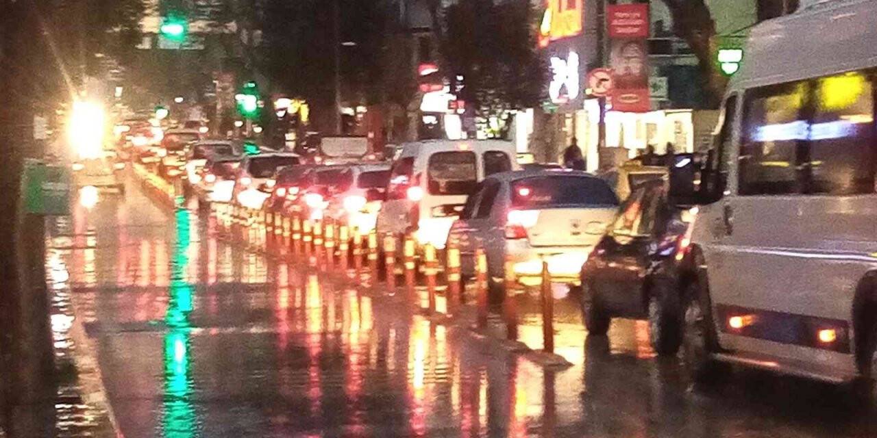 Bandırma’da on beş dakikalık kuvvetli yağış hayatı felç etti