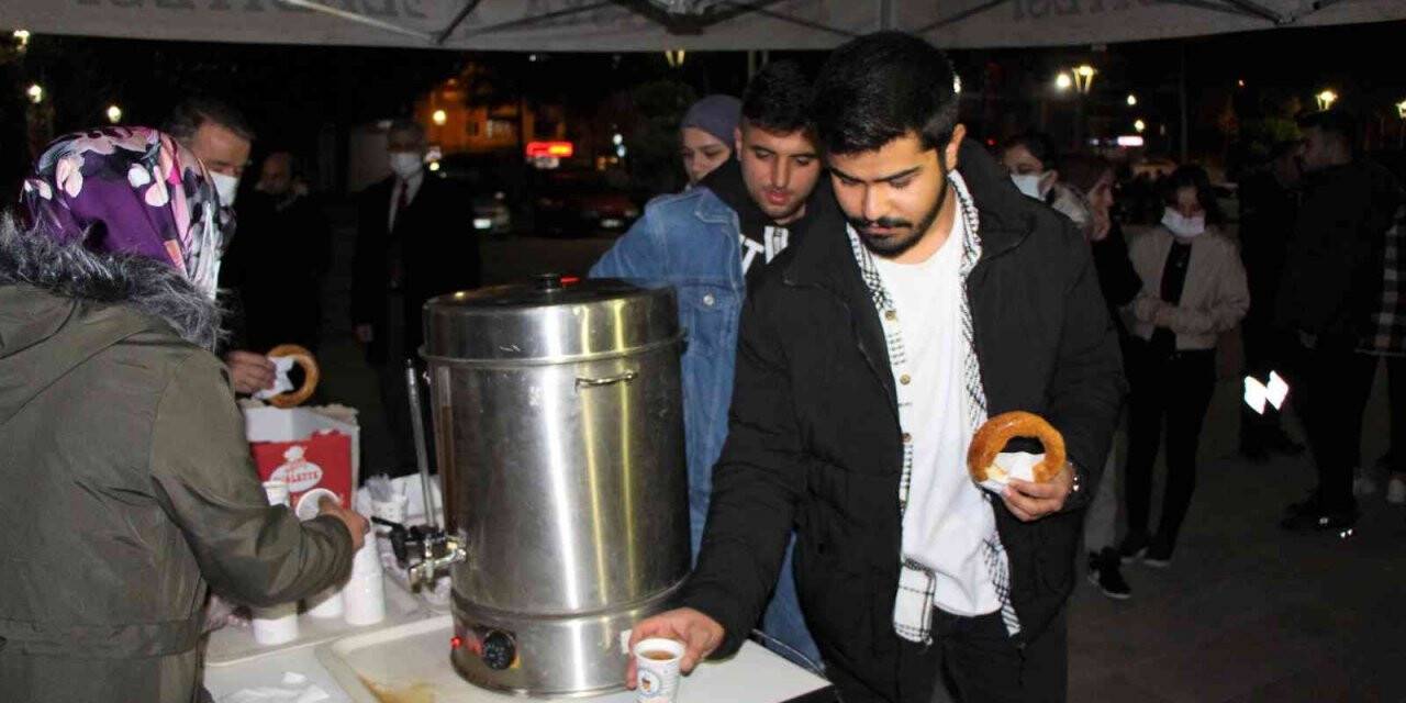 Amasya Üniversitesinde gece ders çalışan öğrencilere ücretsiz çay, simit ve çorba ikramı