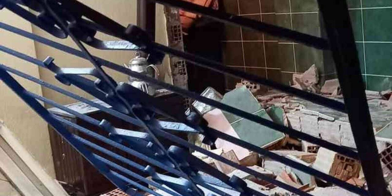 Dairede meydana gelen patlamada evin duvarı çöktü
