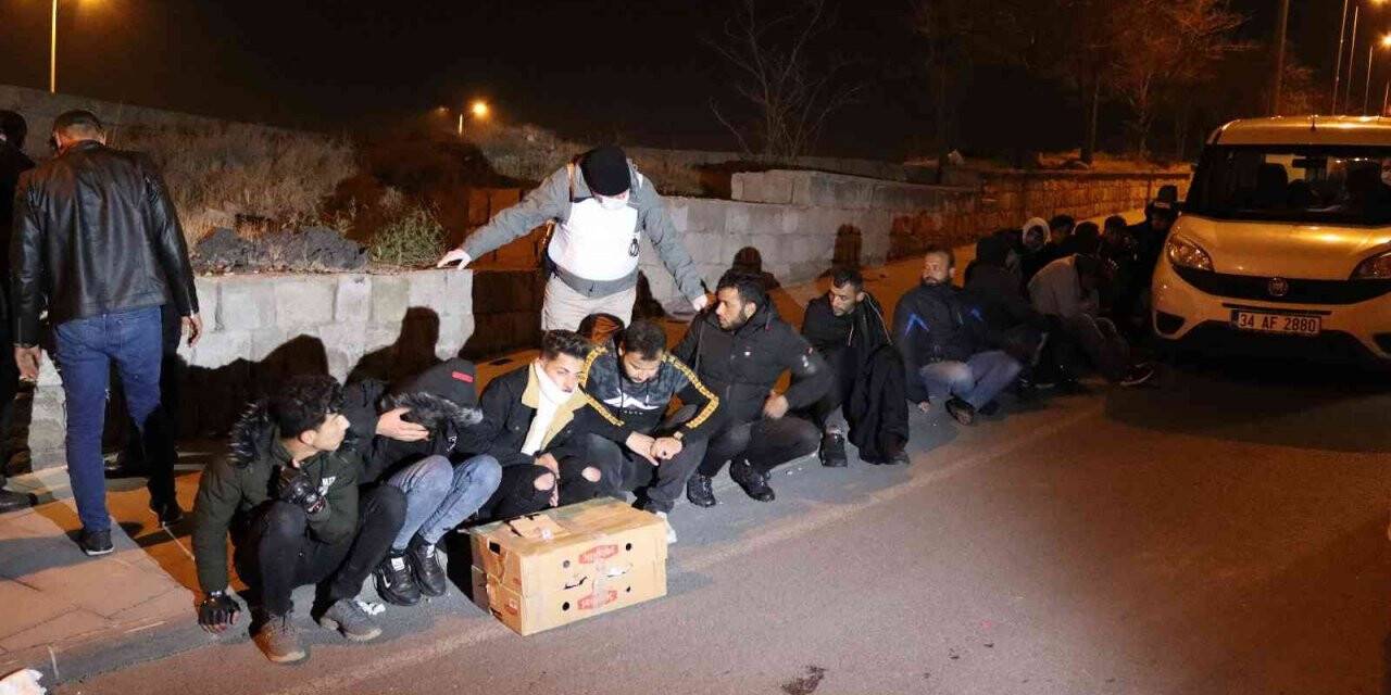 ’Dur’ ihtarına uymayan minibüsten 31 göçmen çıktı