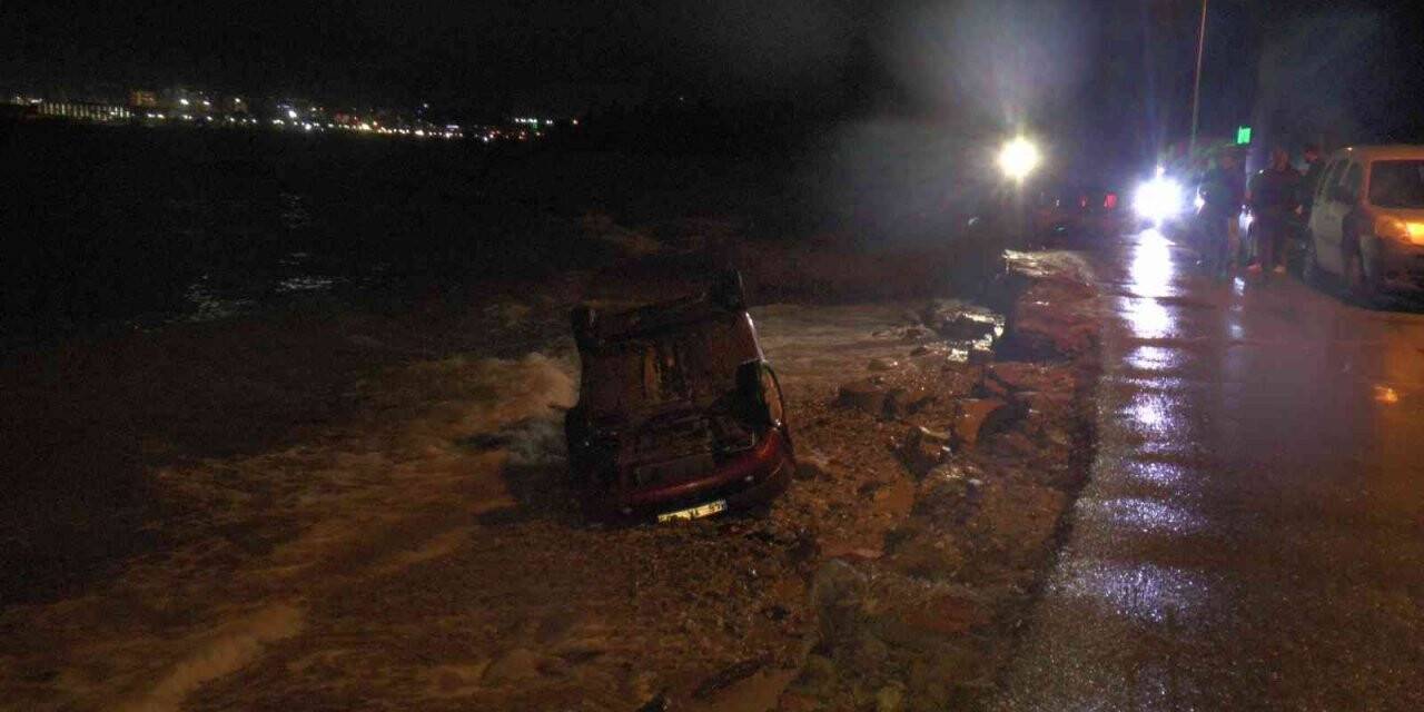 Tuzla’da denize uçan otomobili iple bağladı