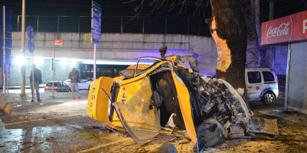 Babasının çalıştığı ticari taksisi ile ağaca çarpan genç hayatını kaybetti