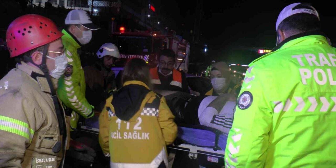 Kadıköy’de ehliyetsiz ve alkollü sürücü yolcu alan otobüse çarptı: 1 yaralı