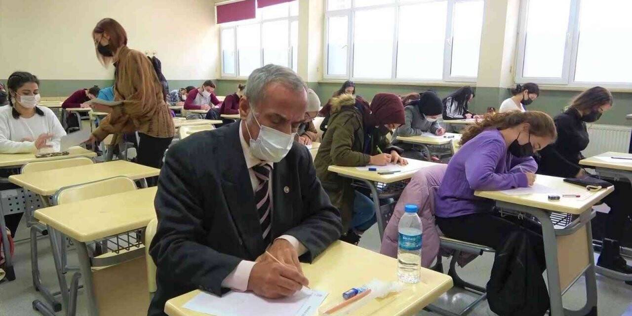 Torunu yaşındakilerle aynı sırada: Görenler akademisyen sanıyor