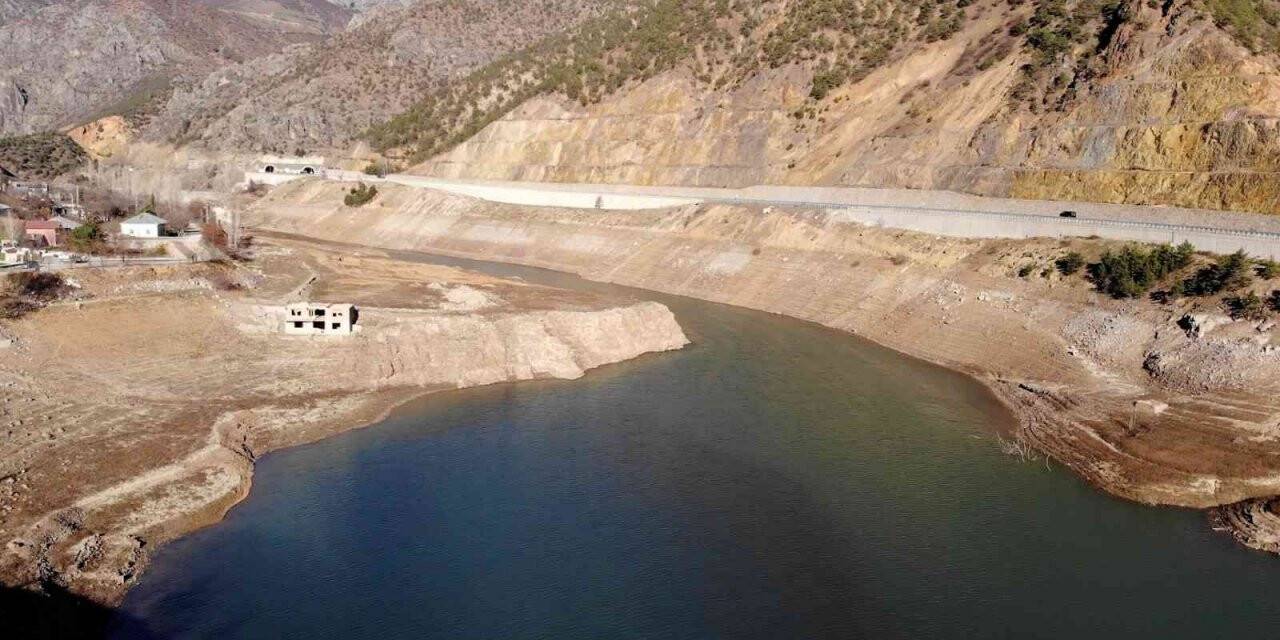 Gümüşhane’nin Torul Baraj Gölü’nde su seviyesi 45 metre çekildi