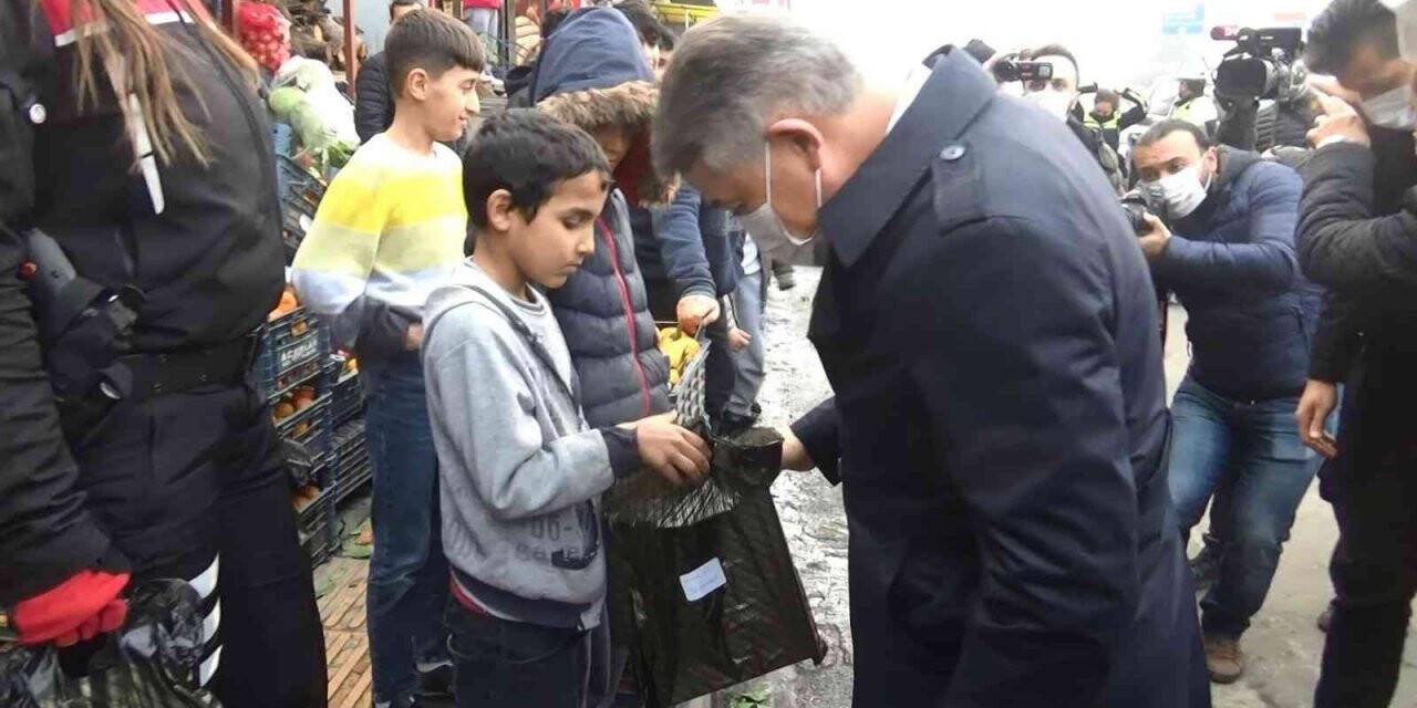 Taş atan çocuklara dokunularak topluma kazandırılıyor