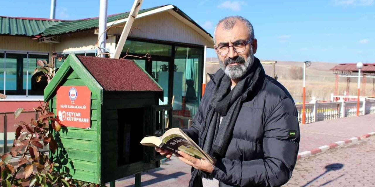 Göl manzaralı seyyar kütüphane