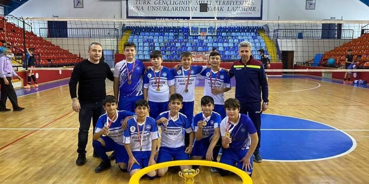 Simav’ın yıldız erkek voleybol takımı il şampiyonu oldu