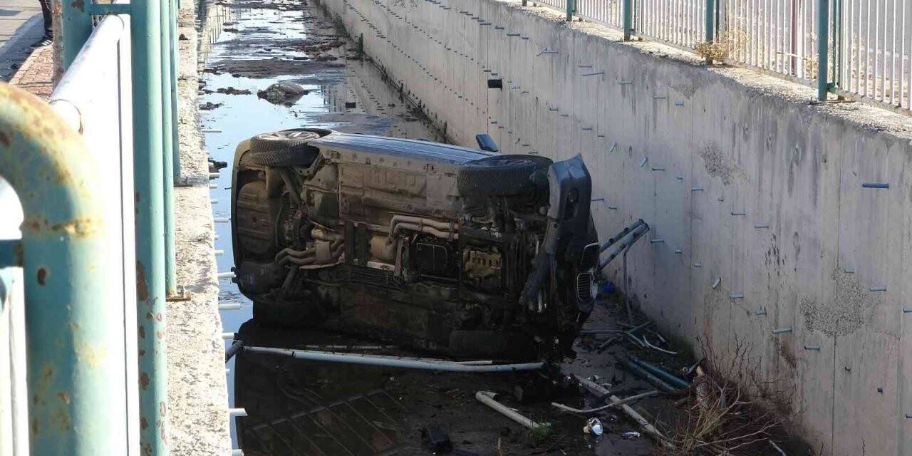 Kanala düşen otomobilin sürücüsü yaralandı