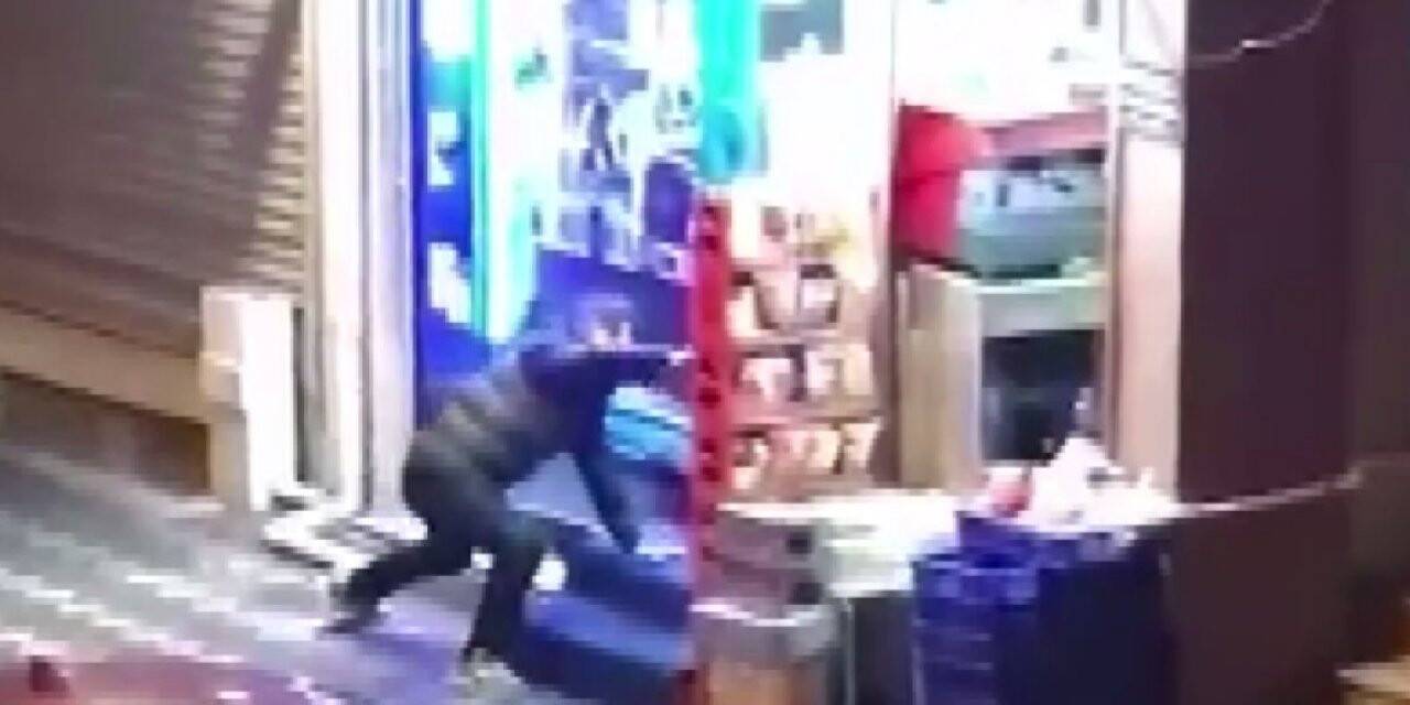 Zeytinburnu’da cips hırsızı gençler kamerada